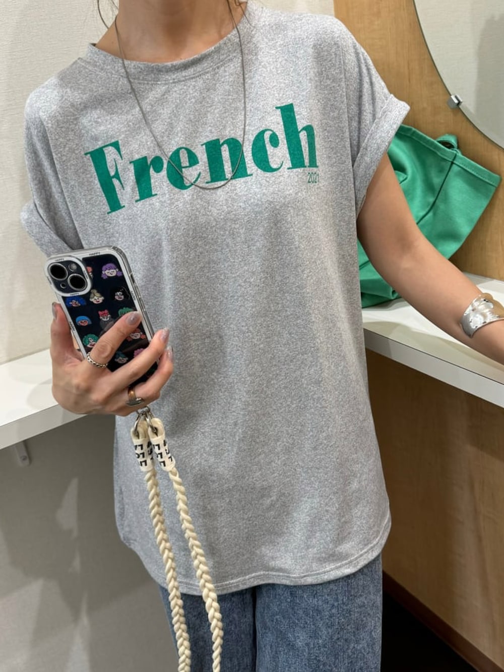 グレー系のTシャツ/カットソー、ブルー系のデニムパンツ、ピンク系のトートバッグを着用したレディースの夏コーディネートの5枚目の写真