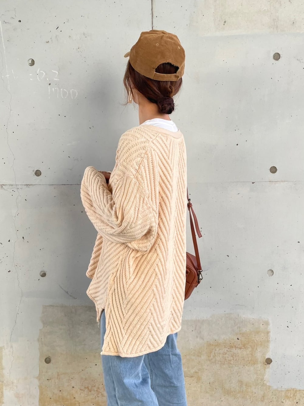 ホワイト系のニット/セーター、ブルー系のデニムパンツ、イエロー系のスリッポンを着用したレディースの冬コーディネートの4枚目の写真