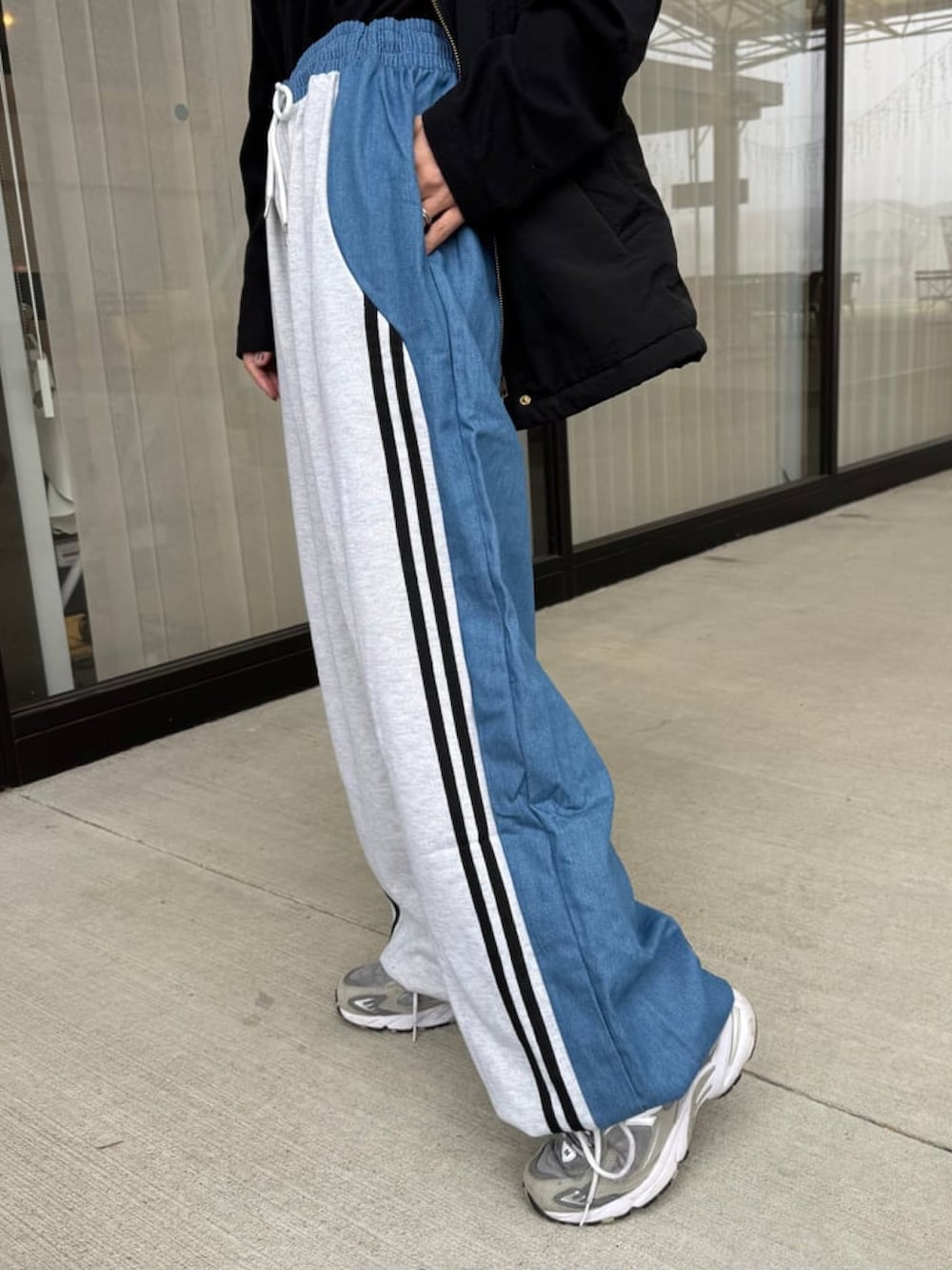 ブルー系のパンツ、グレー系のスニーカー、その他のスウェットを着用したレディースの冬コーディネートの4枚目の写真