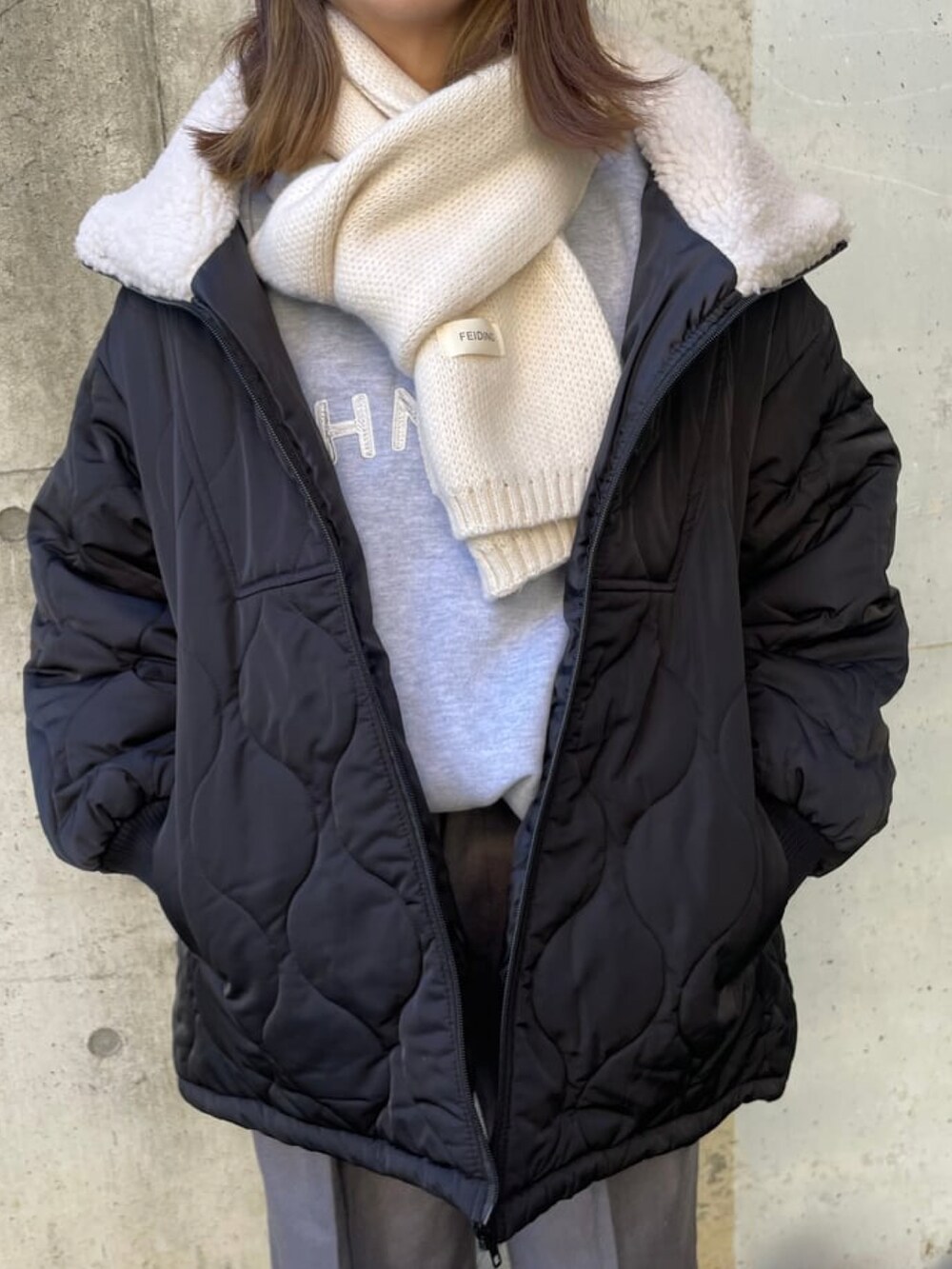 グレー系のスウェット、グレー系のパンツ、ホワイト系のスニーカーを着用したレディースの冬コーディネートの5枚目の写真