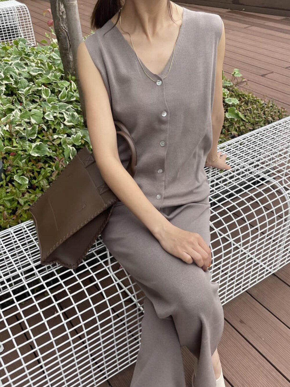 ブラウン系のその他パンツ、グレー系のトートバッグ、ブラック系のサンダルを着用したレディースの夏コーディネートの3枚目の写真