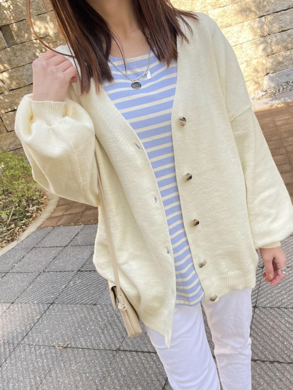 ブルー系のTシャツ/カットソー、ホワイト系のカーディガン/ボレロ、その他のチノパンツを着用したレディースの春コーディネートの5枚目の写真