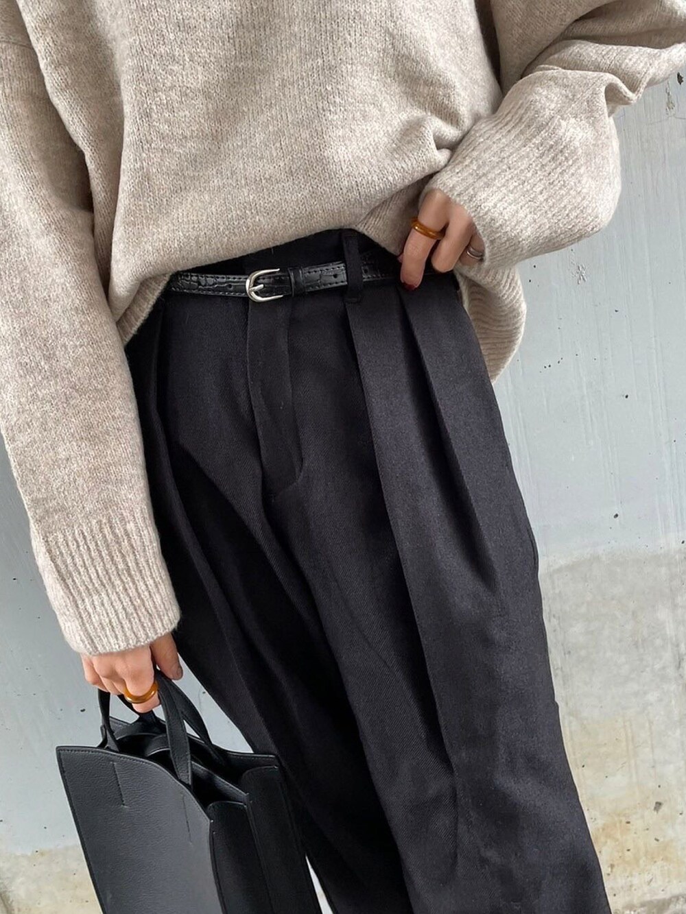 ベージュ系のニット/セーター、ブラック系のパンツ、ブラック系のバッグを着用したレディースの秋コーディネートの4枚目の写真