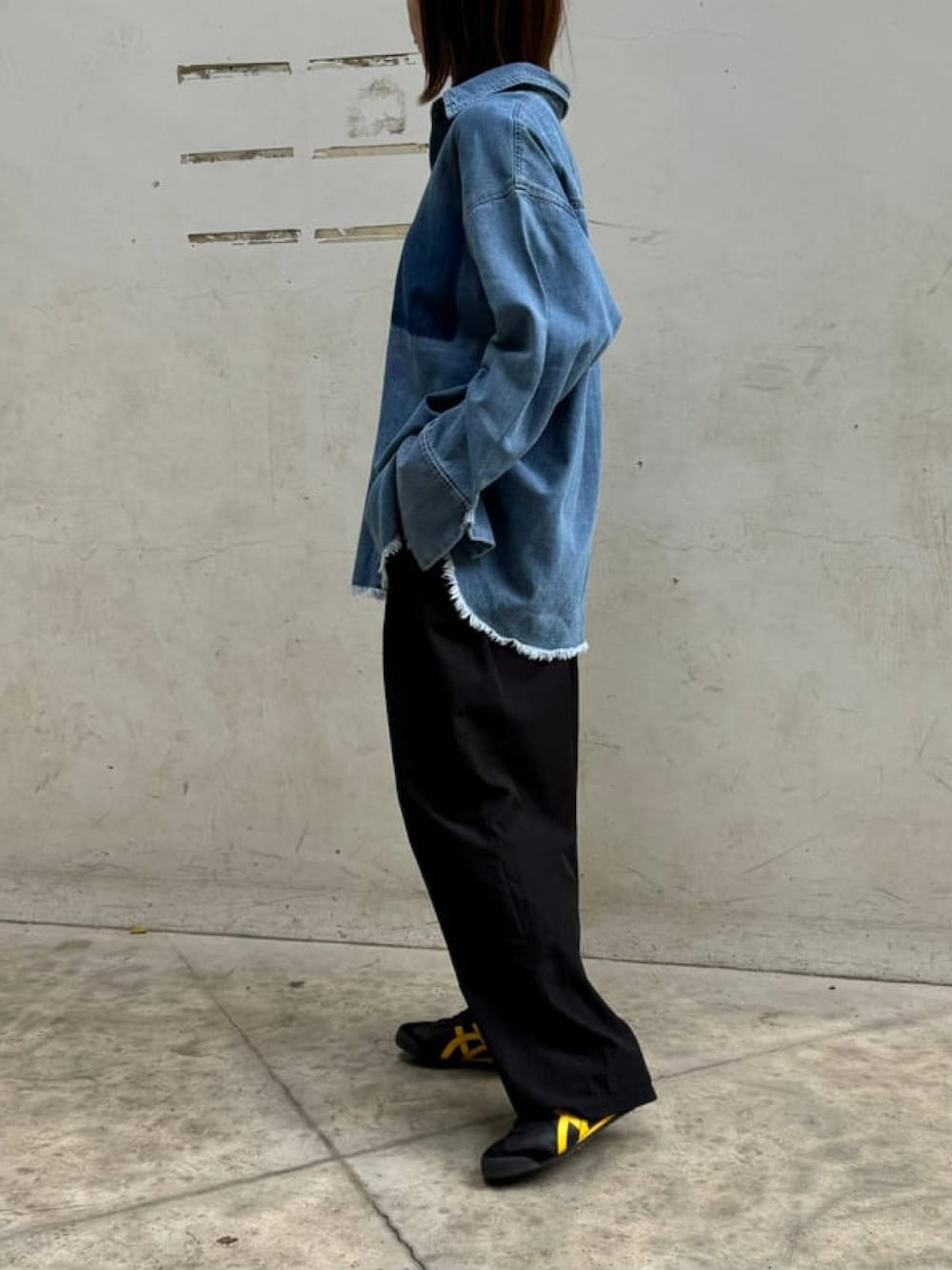 ブルー系のシャツ/ブラウス、ブラック系のカーゴパンツ、グリーン系のハンドバッグを着用したレディースの冬コーディネートの3枚目の写真