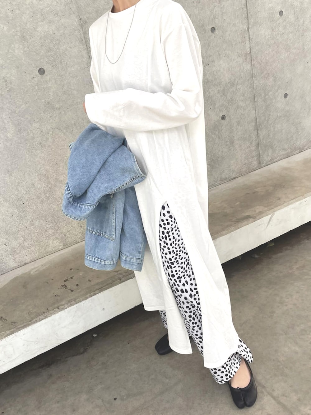 ホワイト系のワンピース、ホワイト系のその他パンツ、ブラック系のパンプスを着用したレディースの春コーディネートの2枚目の写真