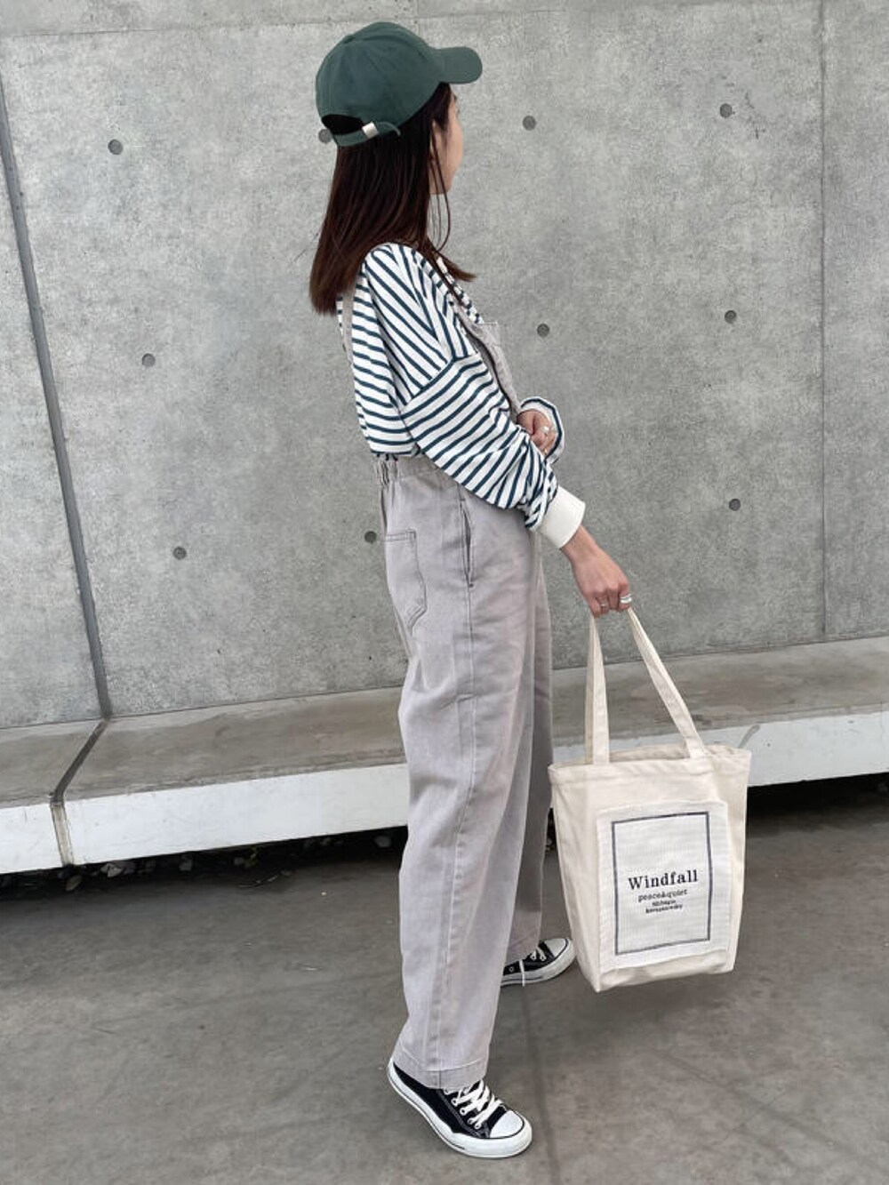 「春コーデ、オトナ女子、大人カジュアル、プチプラ、骨格ウェーブ、サロペット、ボーダー、reca、copine、converse、春、グリーン、グレー、デニムサロペット、パンツコーデ」｜「recaのボーダービッグプルオーバー（Tシャツ/カットソー、グリーン系）」を使った、ikuさん（レディース・161cm）の春コーディネートの3枚目の写真