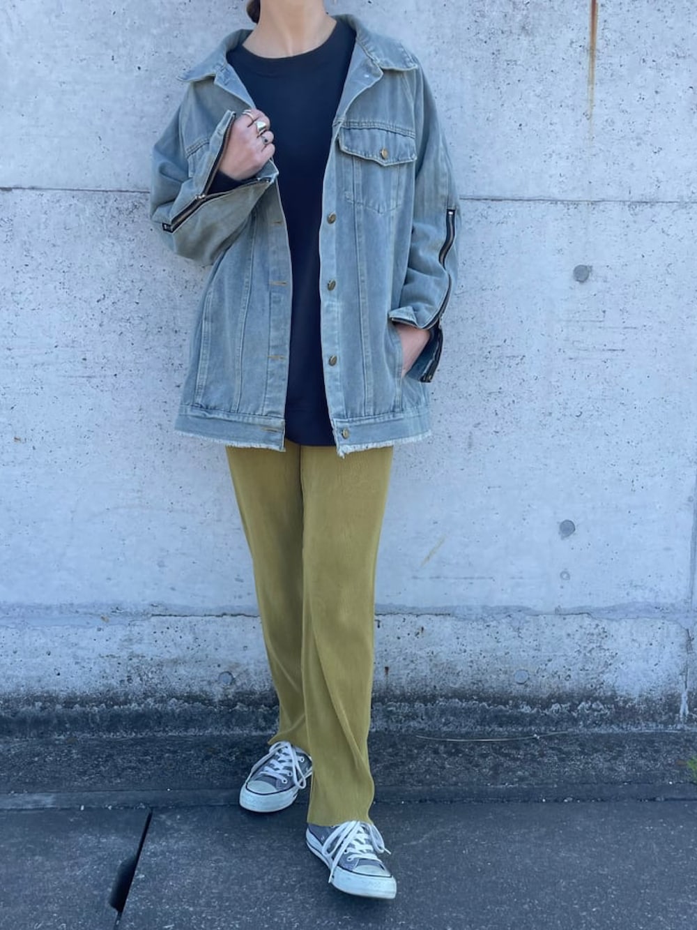 ブルー系のデニムジャケット、ブラック系のメッセンジャーバッグ、グレー系のスニーカーを着用したレディースの春コーディネートの5枚目の写真