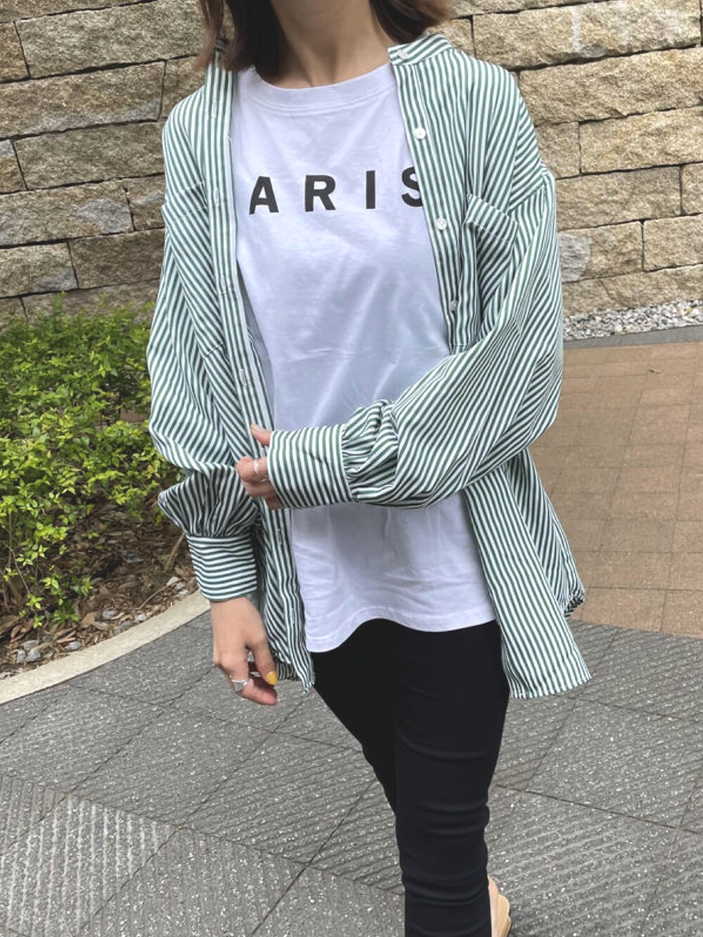 ホワイト系のTシャツ/カットソー、グリーン系のシャツ/ブラウス、その他のその他パンツを着用したレディースの春コーディネートの5枚目の写真