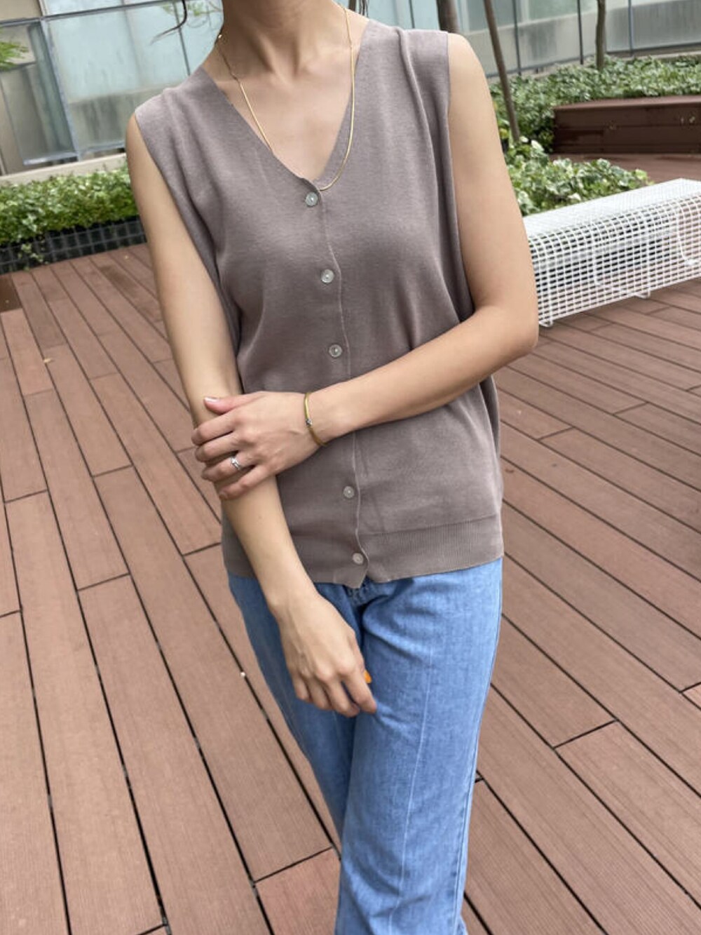 ブラウン系のその他パンツ、グレー系のトートバッグ、ブラック系のサンダルを着用したレディースの夏コーディネートの5枚目の写真