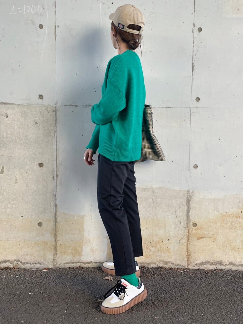 グリーン系のニット/セーター、その他のスニーカーを着用したレディースの冬コーディネートの2枚目の写真