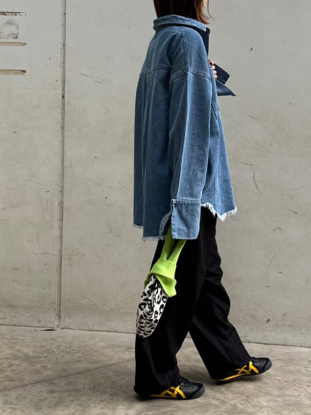 ブルー系のシャツ/ブラウス、ブラック系のカーゴパンツ、グリーン系のハンドバッグを着用したレディースの冬コーディネートの2枚目の写真