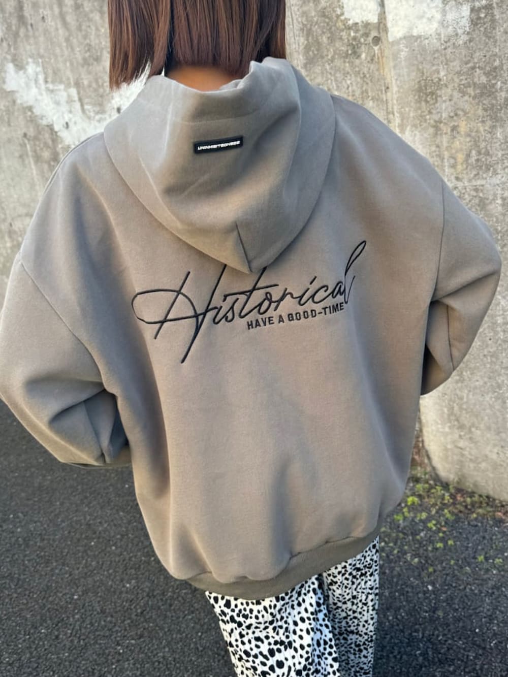 グリーン系のパーカー、ホワイト系のその他パンツ、その他のハンドバッグを着用したレディースの冬コーディネートの5枚目の写真