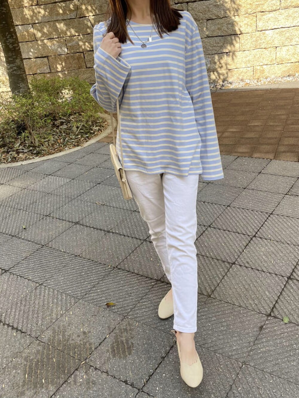 ブルー系のTシャツ/カットソー、ホワイト系のカーディガン/ボレロ、その他のチノパンツを着用したレディースの春コーディネートの4枚目の写真
