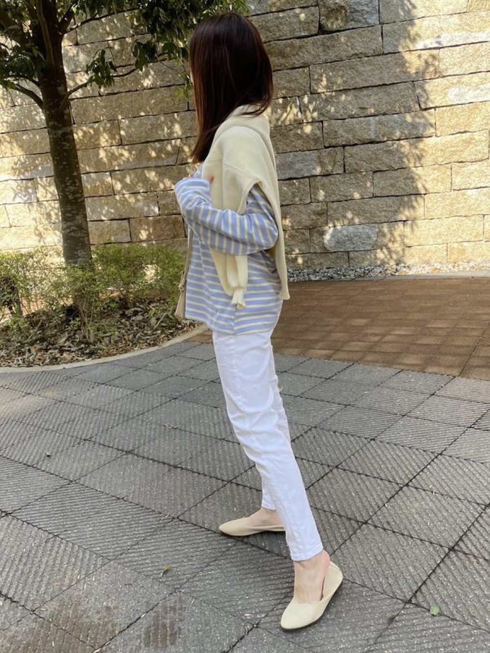 ブルー系のTシャツ/カットソー、ホワイト系のカーディガン/ボレロ、その他のチノパンツを着用したレディースの春コーディネートの3枚目の写真
