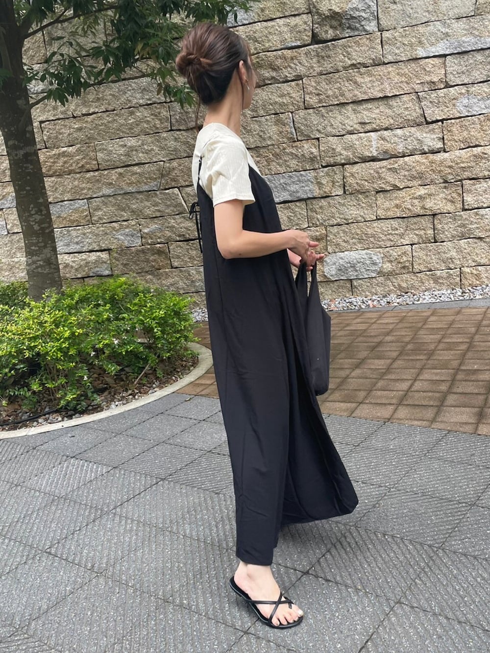 ホワイト系のTシャツ/カットソー、ブラック系のワンピース、その他のエコバッグ/サブバッグを着用したレディースの夏コーディネートの3枚目の写真