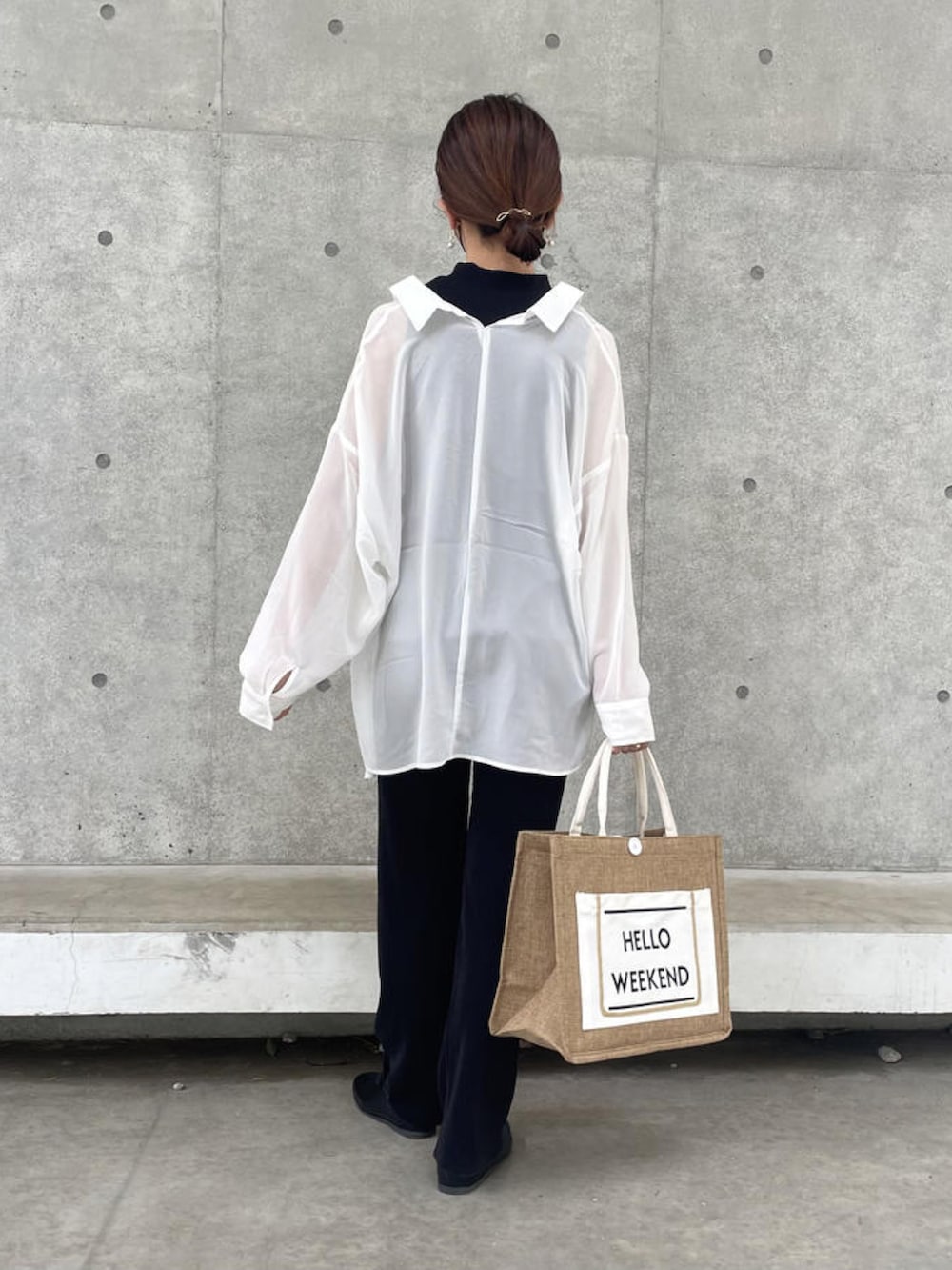 「春服デビュー宣言、春、シャツスタイル、シャツ、シースルー、プリーツパンツ、ジュートバッグ、ロゴバッグ、しまむら、copine、モノトーン、キレイめ、オトナ女子、おでかけコーデ、私の推しブランド」｜「copineのインナー付きシアーシャツ（ホワイト）（シャツ/ブラウス、ホワイト系）」を使った、ikuさん（骨格ウェーブ・レディース・161cm）の春コーディネートの2枚目の写真