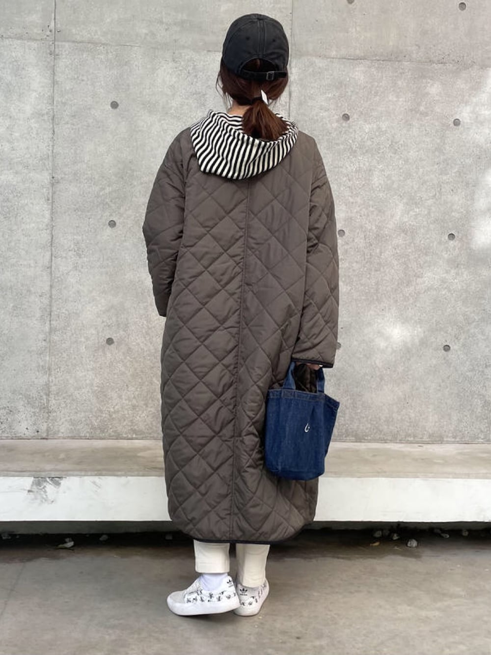 ホワイト系のパーカー、ブラック系のその他アウター、その他のその他パンツを着用したレディースの冬コーディネートの4枚目の写真