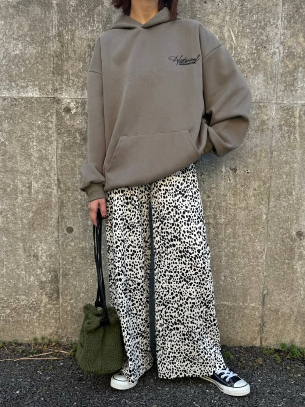 グリーン系のパーカー、ホワイト系のその他パンツ、その他のハンドバッグを着用したレディースの冬コーディネートの2枚目の写真