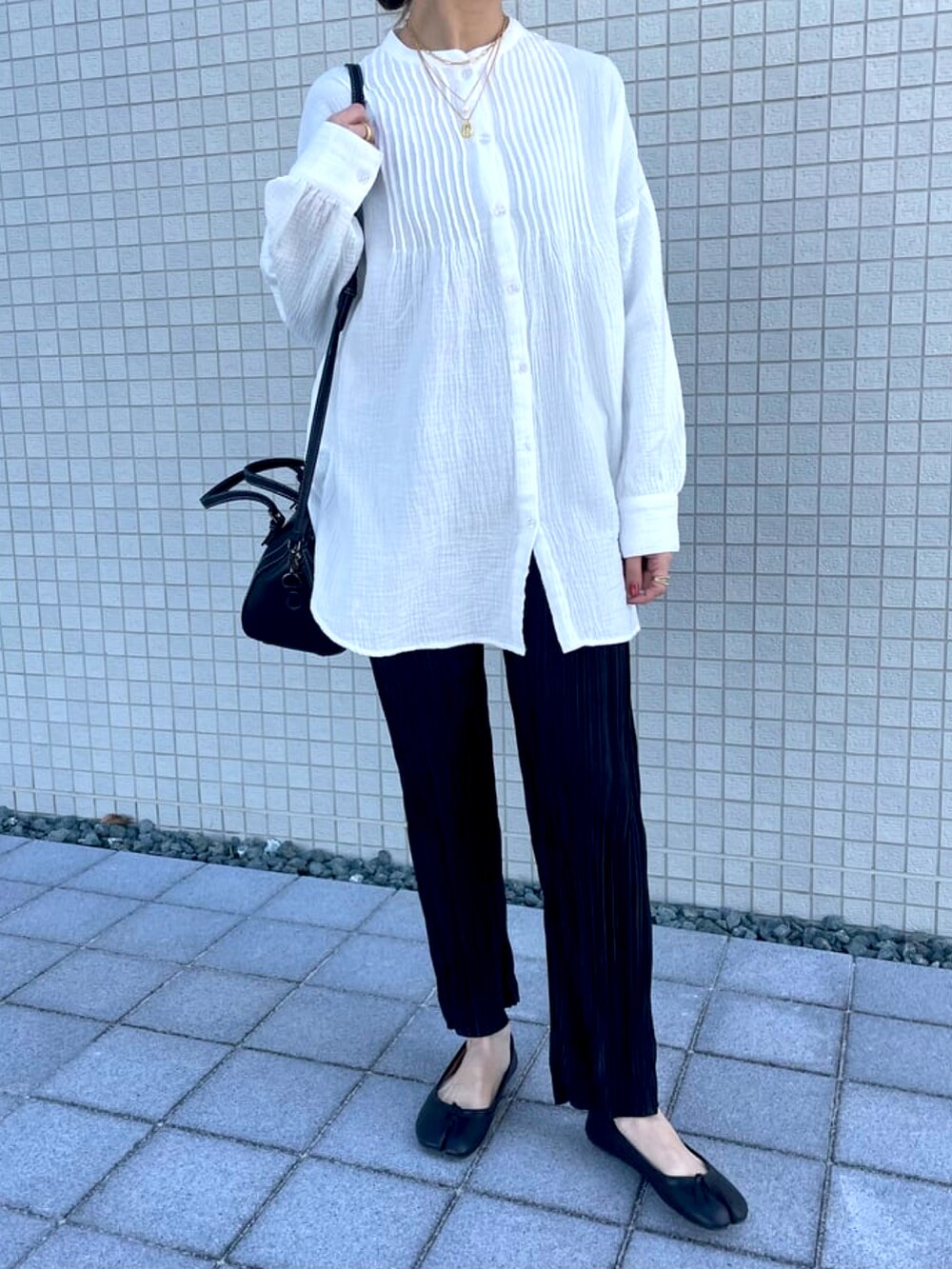 ホワイト系のシャツ/ブラウス、ブラック系のその他パンツ、ブラック系のショルダーバッグを着用したレディースの春コーディネートの2枚目の写真