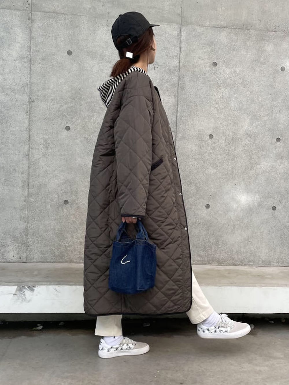 ホワイト系のパーカー、ブラック系のその他アウター、その他のその他パンツを着用したレディースの冬コーディネートの3枚目の写真