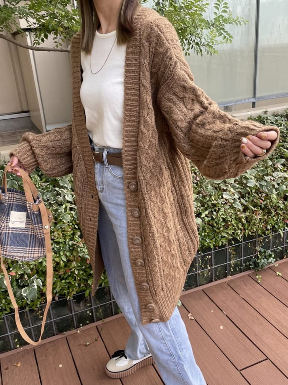 「シンプルコーデ、秋コーデ、ブラウン、休日コーデ、デニム、ロングカーディガン、カーディガン、ケーブルカーディガン、classicalelf、copine、プチプラコーデ、スニーカーコーデ、ミニバッグ、秋冬コーデ、キャメル」｜「copineのケーブルロングカーディガン（カーディガン/ボレロ、ブラウン系）」を使った、ikuさん（骨格ウェーブ・レディース・161cm）の秋コーディネートの5枚目の写真