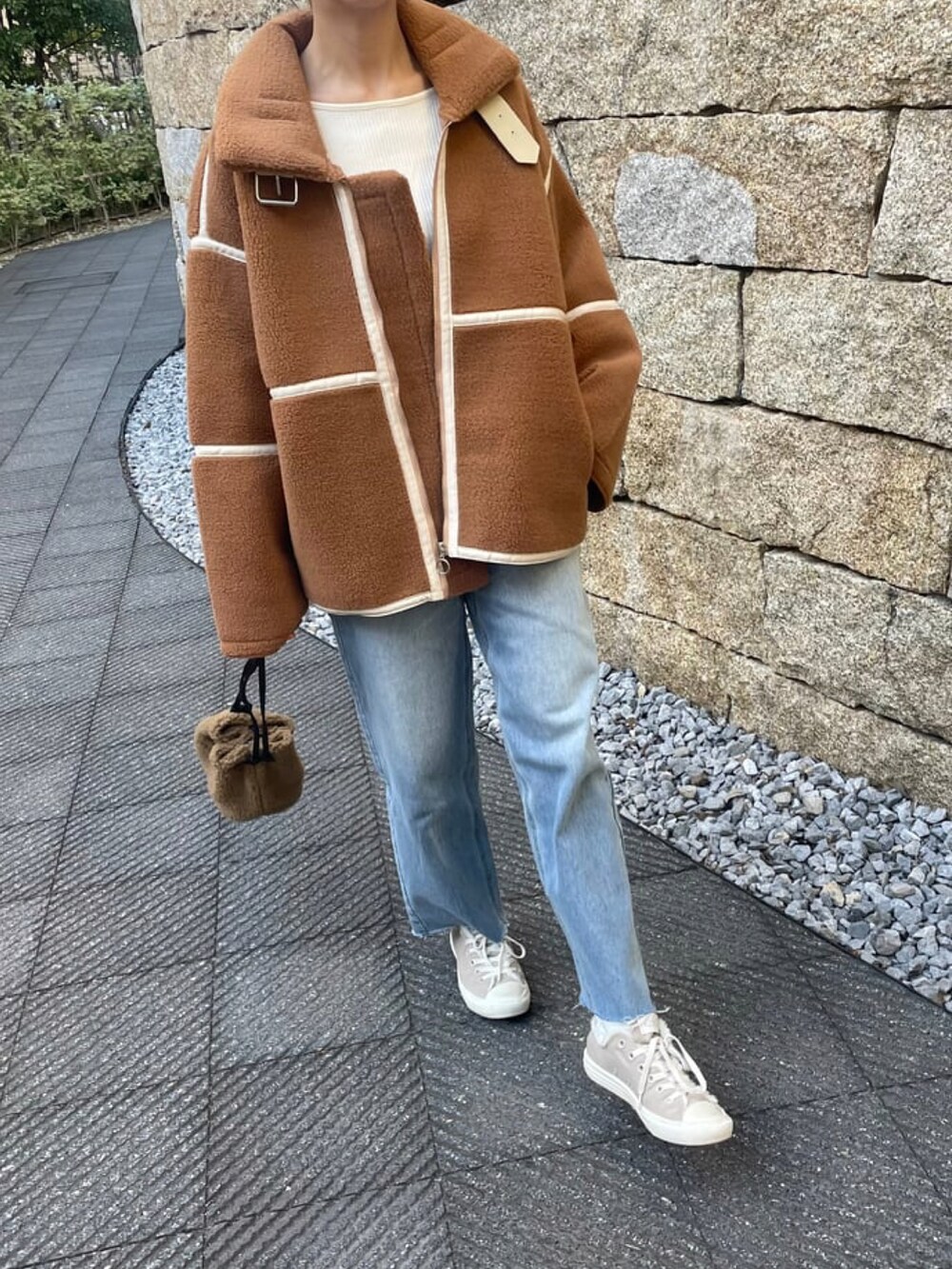 ブラウン系のその他アウター、ブルー系のデニムパンツ、その他のハンドバッグを着用したレディースの冬コーディネートの3枚目の写真