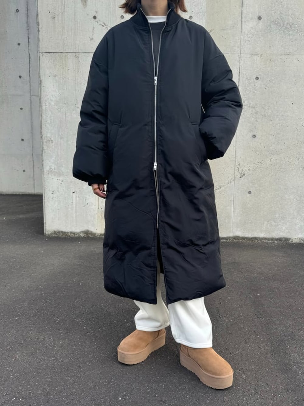 ブラック系のその他アウター、ブラック系のスウェット、ホワイト系のその他パンツを着用したレディースの冬コーディネートの2枚目の写真