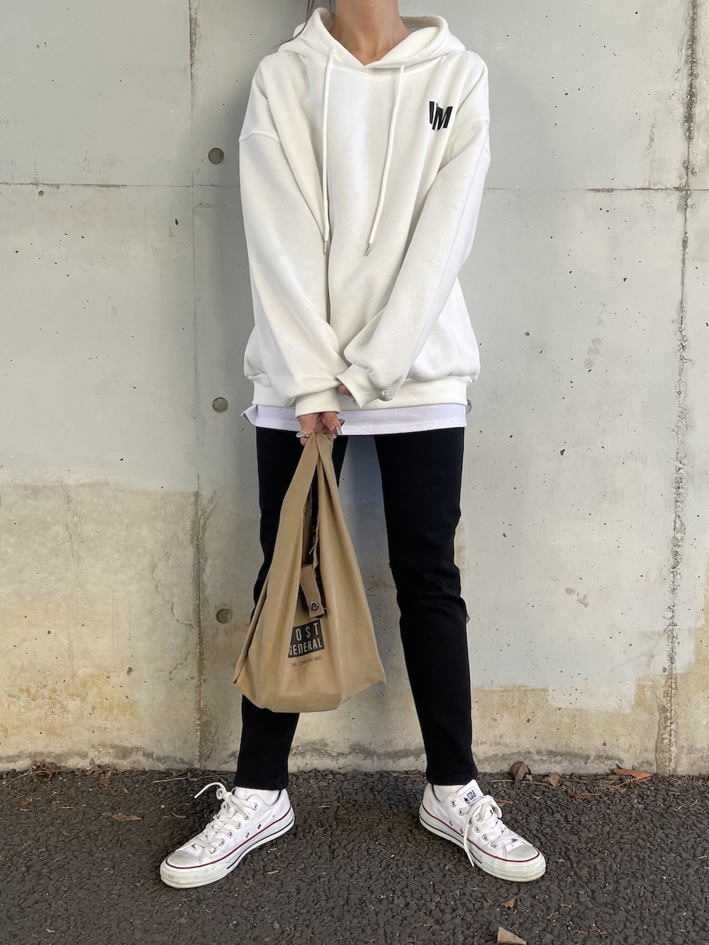 ホワイト系のパーカー、ブラック系のデニムパンツ、その他のエコバッグ/サブバッグを着用したレディースの冬コーディネートの2枚目の写真