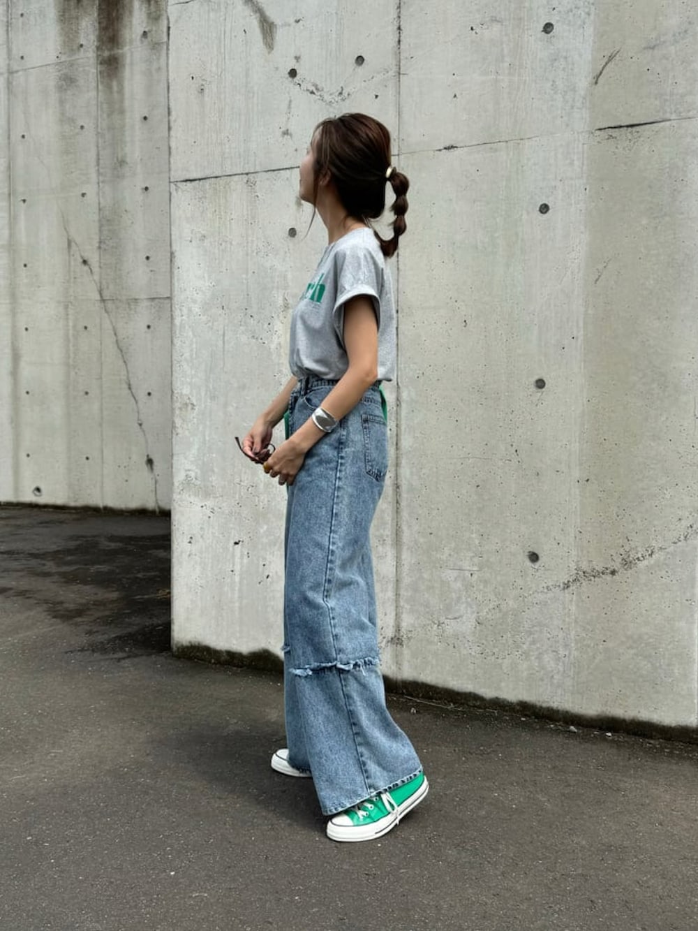 グレー系のTシャツ/カットソー、ブルー系のデニムパンツ、ピンク系のトートバッグを着用したレディースの夏コーディネートの2枚目の写真