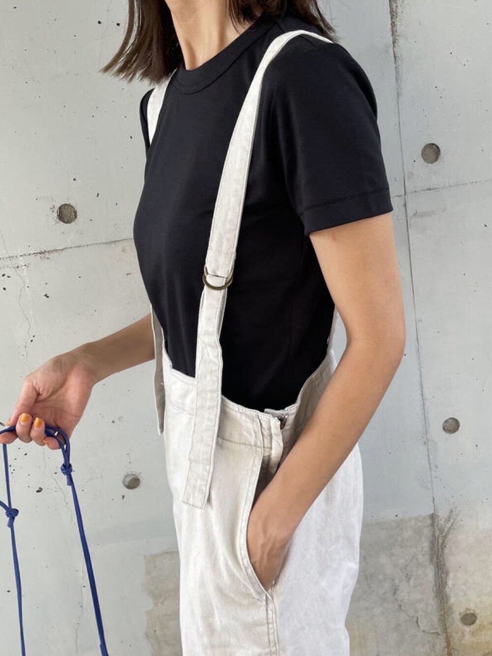 ブラック系のTシャツ/カットソー、ホワイト系のサロペット/オーバーオール、ホワイト系のショルダーバッグを着用したレディースの夏コーディネートの5枚目の写真