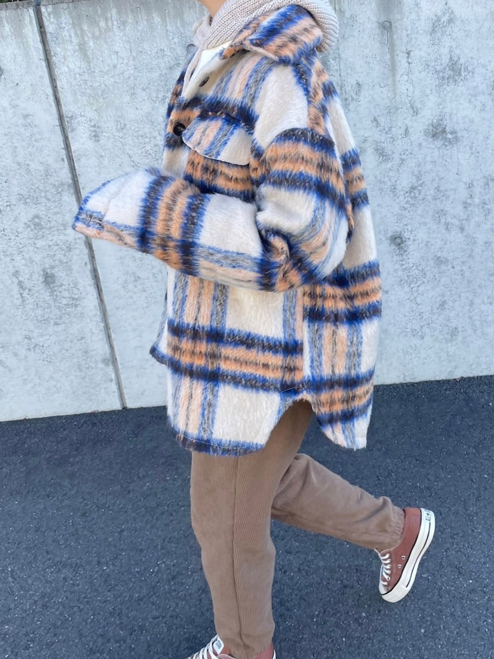 ホワイト系のスウェット、ベージュ系のシャツ/ブラウス、ベージュ系のその他パンツを着用したレディースの冬コーディネートの2枚目の写真