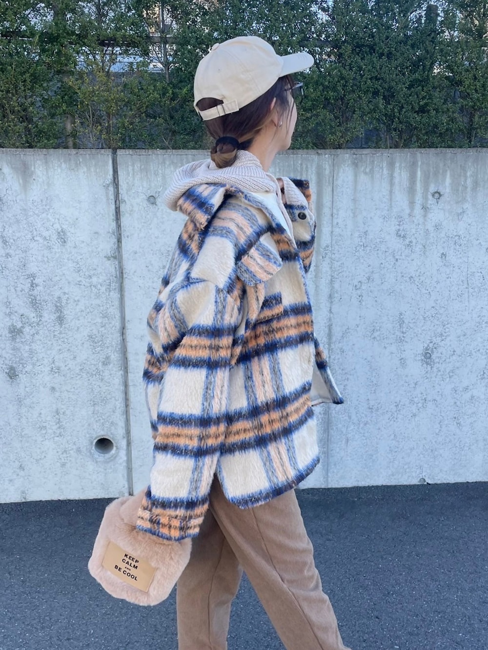 ホワイト系のスウェット、ベージュ系のシャツ/ブラウス、ベージュ系のその他パンツを着用したレディースの冬コーディネートの3枚目の写真