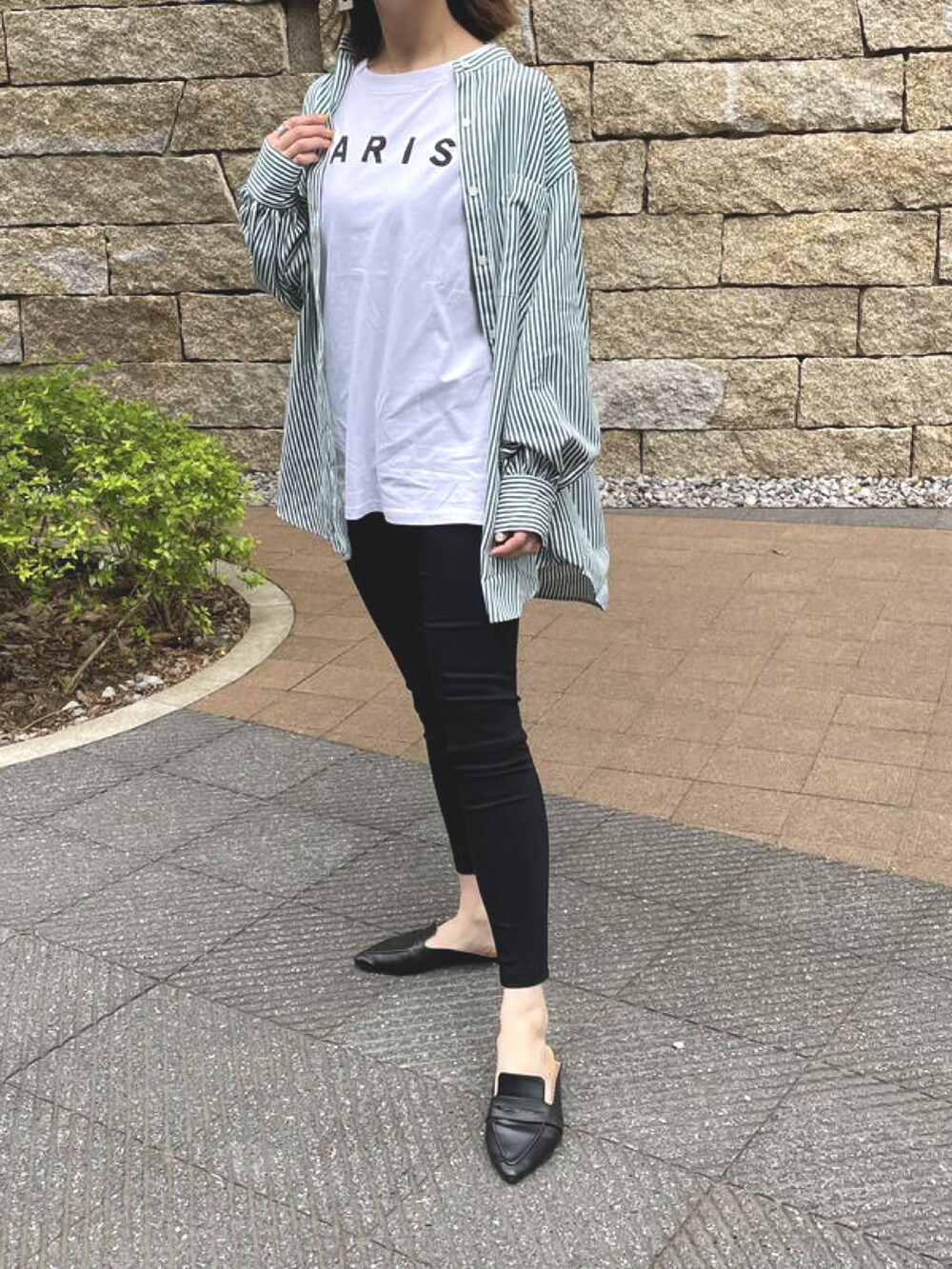 ホワイト系のTシャツ/カットソー、グリーン系のシャツ/ブラウス、その他のその他パンツを着用したレディースの春コーディネートの2枚目の写真