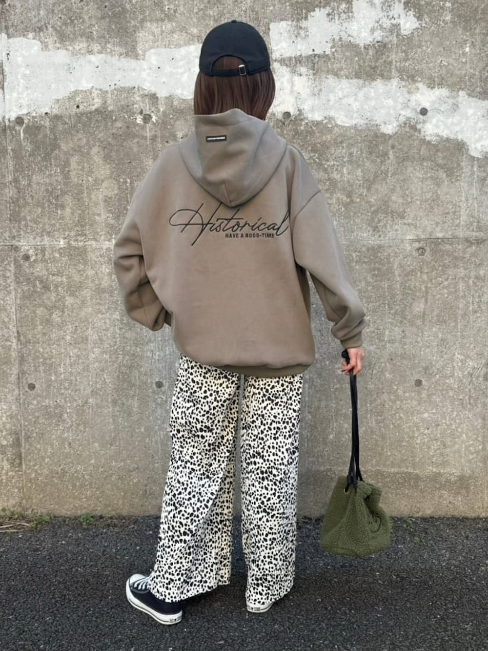 グリーン系のパーカー、ホワイト系のその他パンツ、その他のハンドバッグを着用したレディースの冬コーディネートの3枚目の写真