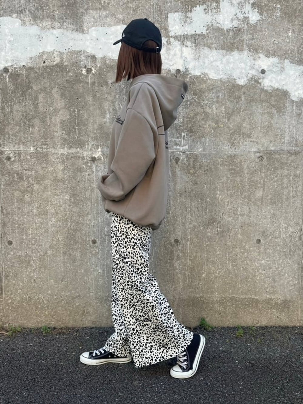 グリーン系のパーカー、ホワイト系のその他パンツ、その他のハンドバッグを着用したレディースの冬コーディネートの4枚目の写真