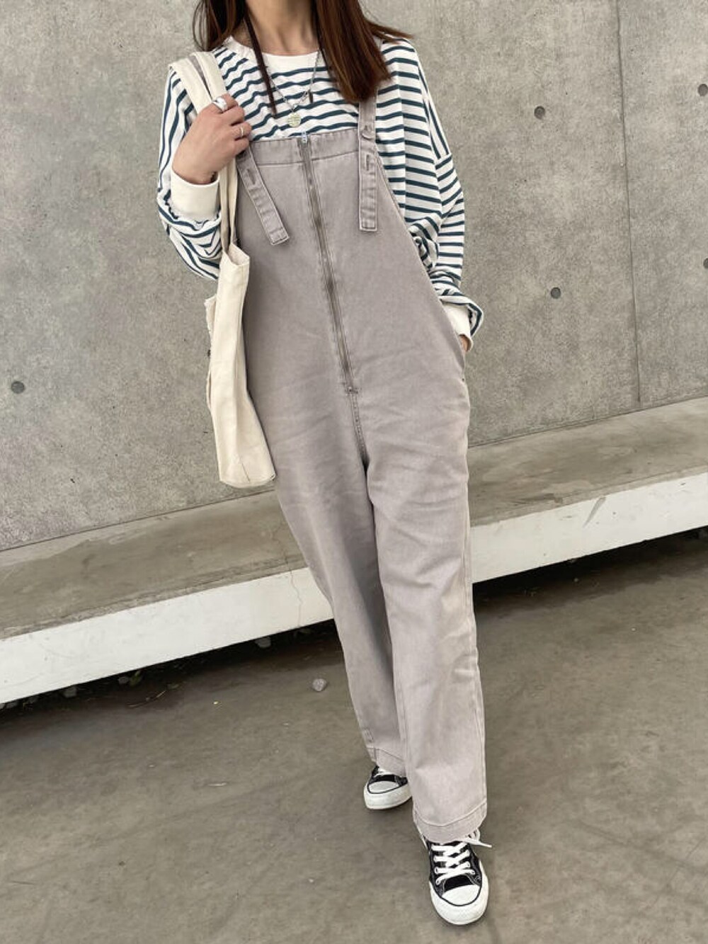 「春コーデ、オトナ女子、大人カジュアル、プチプラ、骨格ウェーブ、サロペット、ボーダー、reca、copine、converse、春、グリーン、グレー、デニムサロペット、パンツコーデ」｜「recaのボーダービッグプルオーバー（Tシャツ/カットソー、グリーン系）」を使った、ikuさん（レディース・161cm）の春コーディネートの2枚目の写真