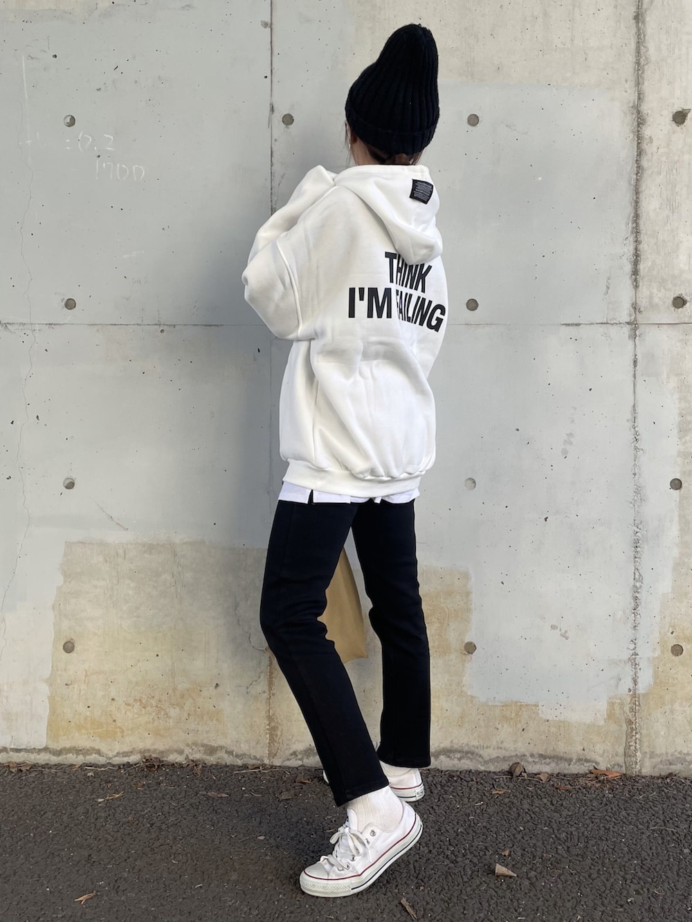 ホワイト系のパーカー、ブラック系のデニムパンツ、その他のエコバッグ/サブバッグを着用したレディースの冬コーディネートの3枚目の写真