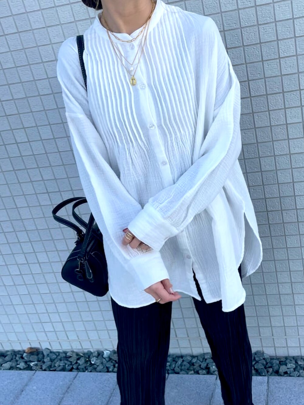 ホワイト系のシャツ/ブラウス、ブラック系のその他パンツ、ブラック系のショルダーバッグを着用したレディースの春コーディネートの5枚目の写真