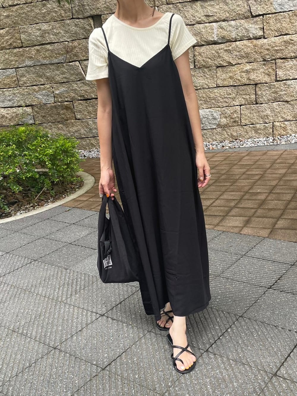 ホワイト系のTシャツ/カットソー、ブラック系のワンピース、その他のエコバッグ/サブバッグを着用したレディースの夏コーディネートの2枚目の写真