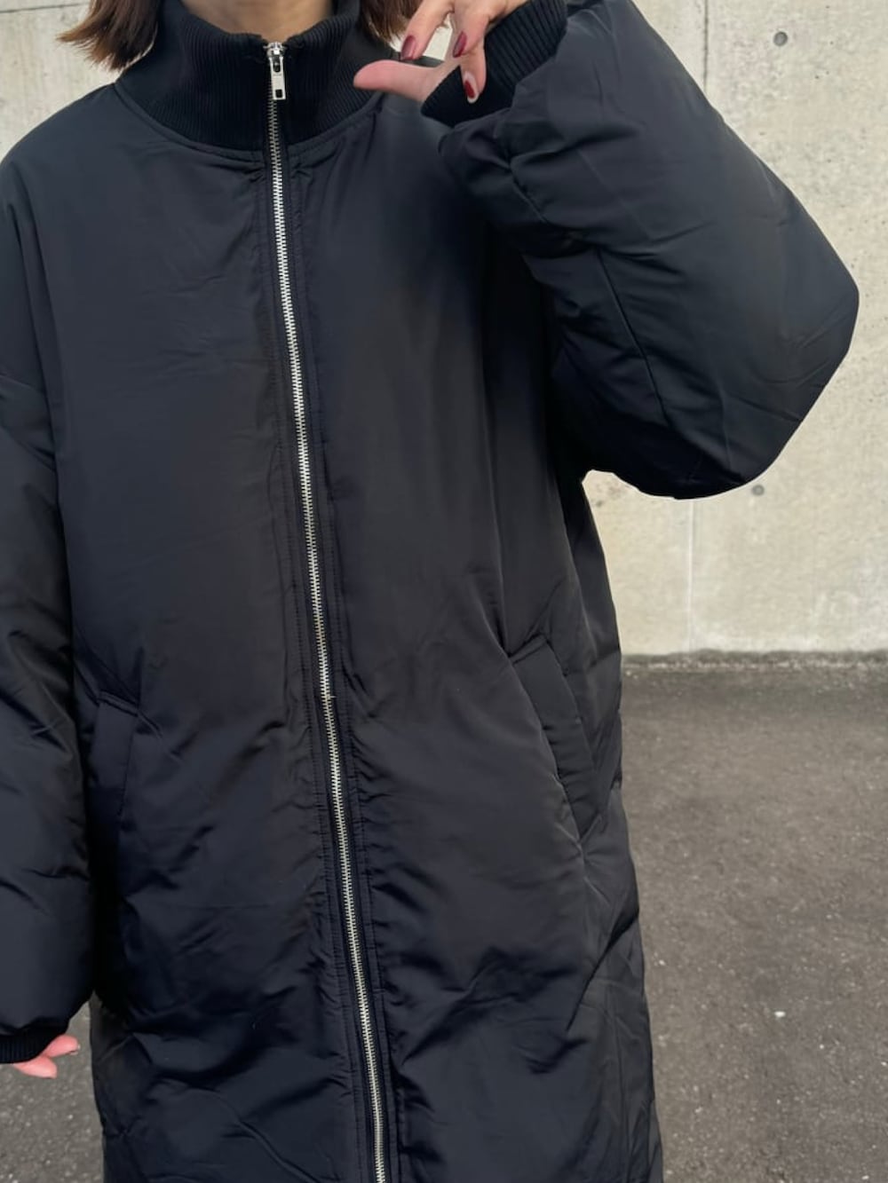 ブラック系のその他アウター、ブラック系のスウェット、ホワイト系のその他パンツを着用したレディースの冬コーディネートの5枚目の写真