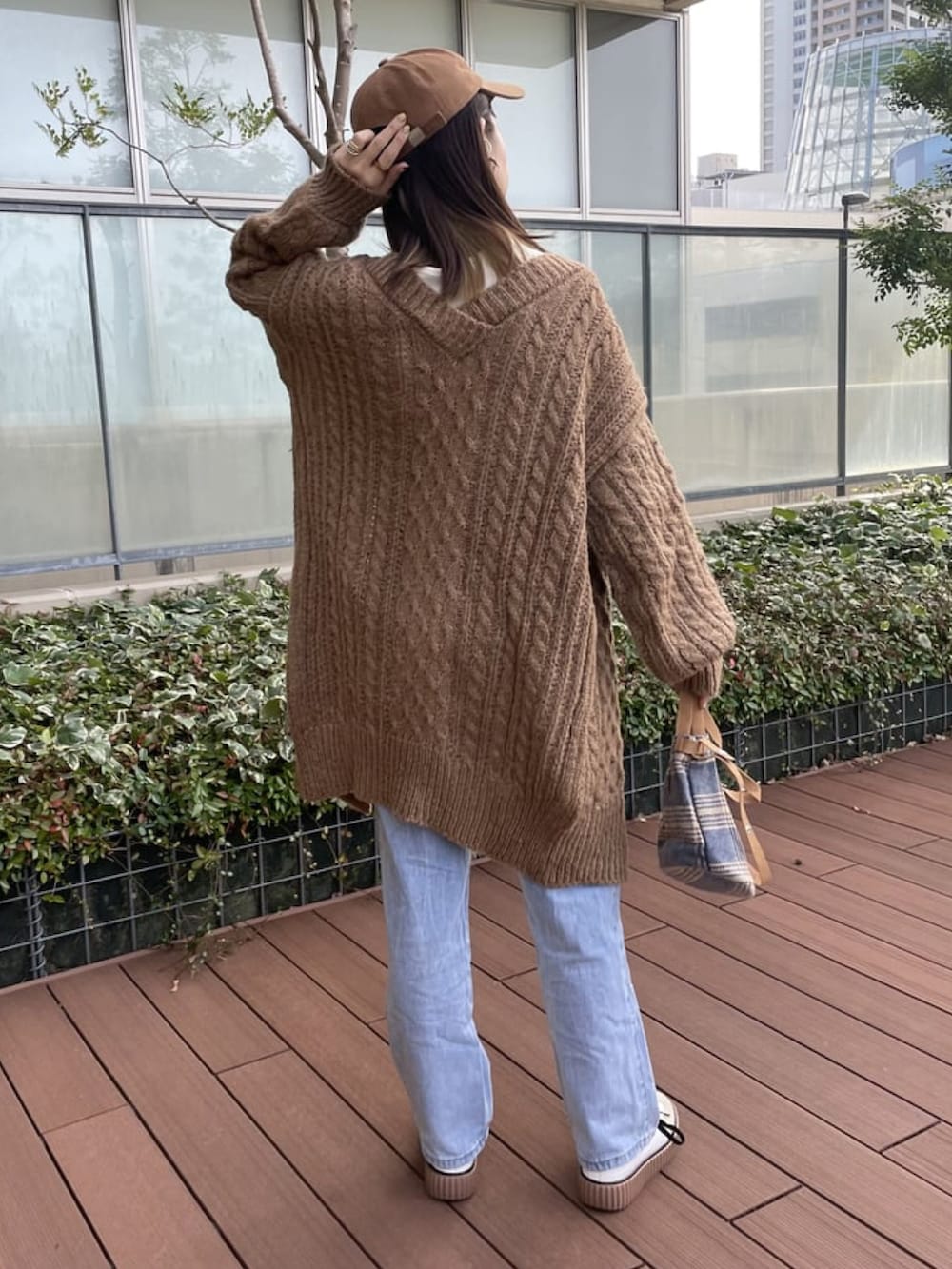 「シンプルコーデ、秋コーデ、ブラウン、休日コーデ、デニム、ロングカーディガン、カーディガン、ケーブルカーディガン、classicalelf、copine、プチプラコーデ、スニーカーコーデ、ミニバッグ、秋冬コーデ、キャメル」｜「copineのケーブルロングカーディガン（カーディガン/ボレロ、ブラウン系）」を使った、ikuさん（骨格ウェーブ・レディース・161cm）の秋コーディネートの2枚目の写真