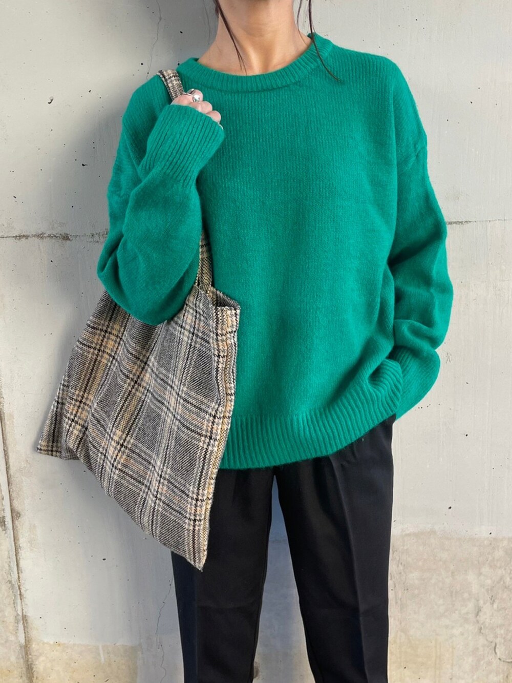 グリーン系のニット/セーター、その他のスニーカーを着用したレディースの冬コーディネートの3枚目の写真