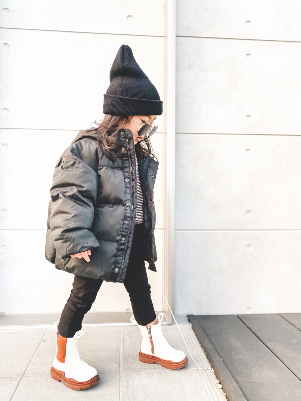 「カジュアル、ニット、ダウンジャケット、女の子、ワンピース×スニーカー、ブラック、ブラウン、キッズコーデ」｜「urban cherryのアイテム（ニット/セーター、ブラウン系）」を使った、miu さん（キッズ・90cm）の冬コーディネートの2枚目の写真