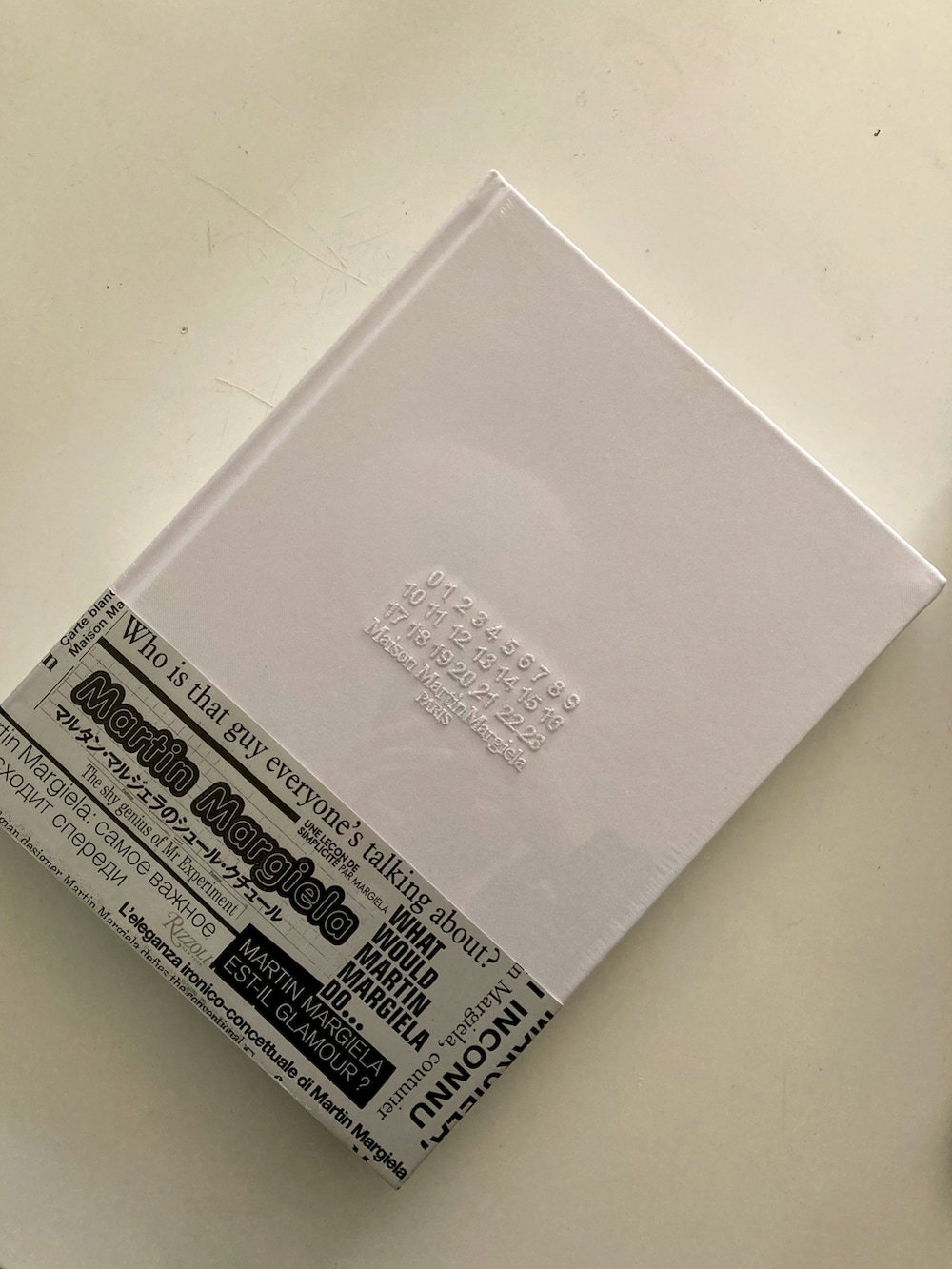 ホワイト系の本を着用したメンズの冬コーディネートの2枚目の写真