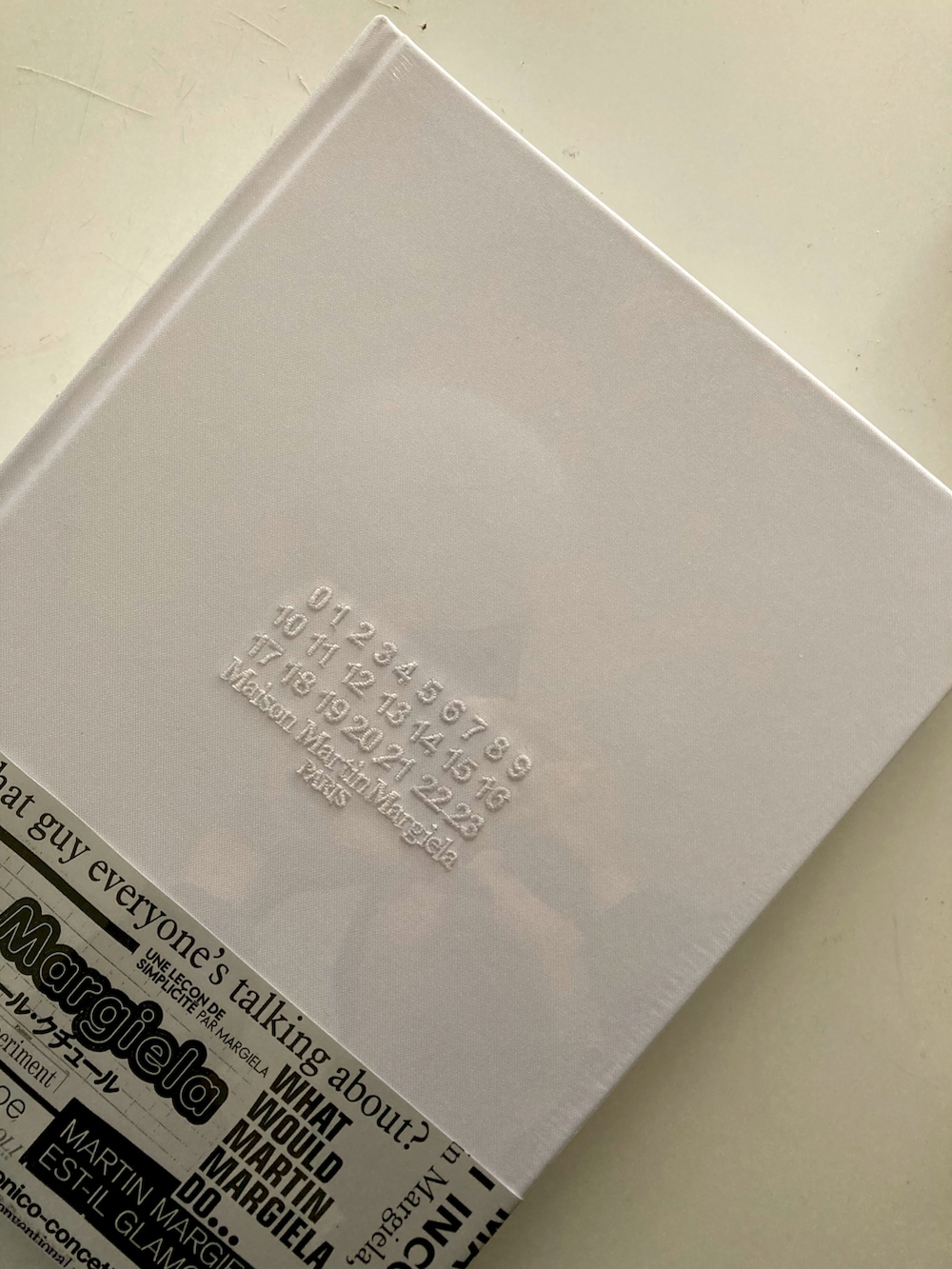 ホワイト系の本を着用したメンズの冬コーディネートの3枚目の写真