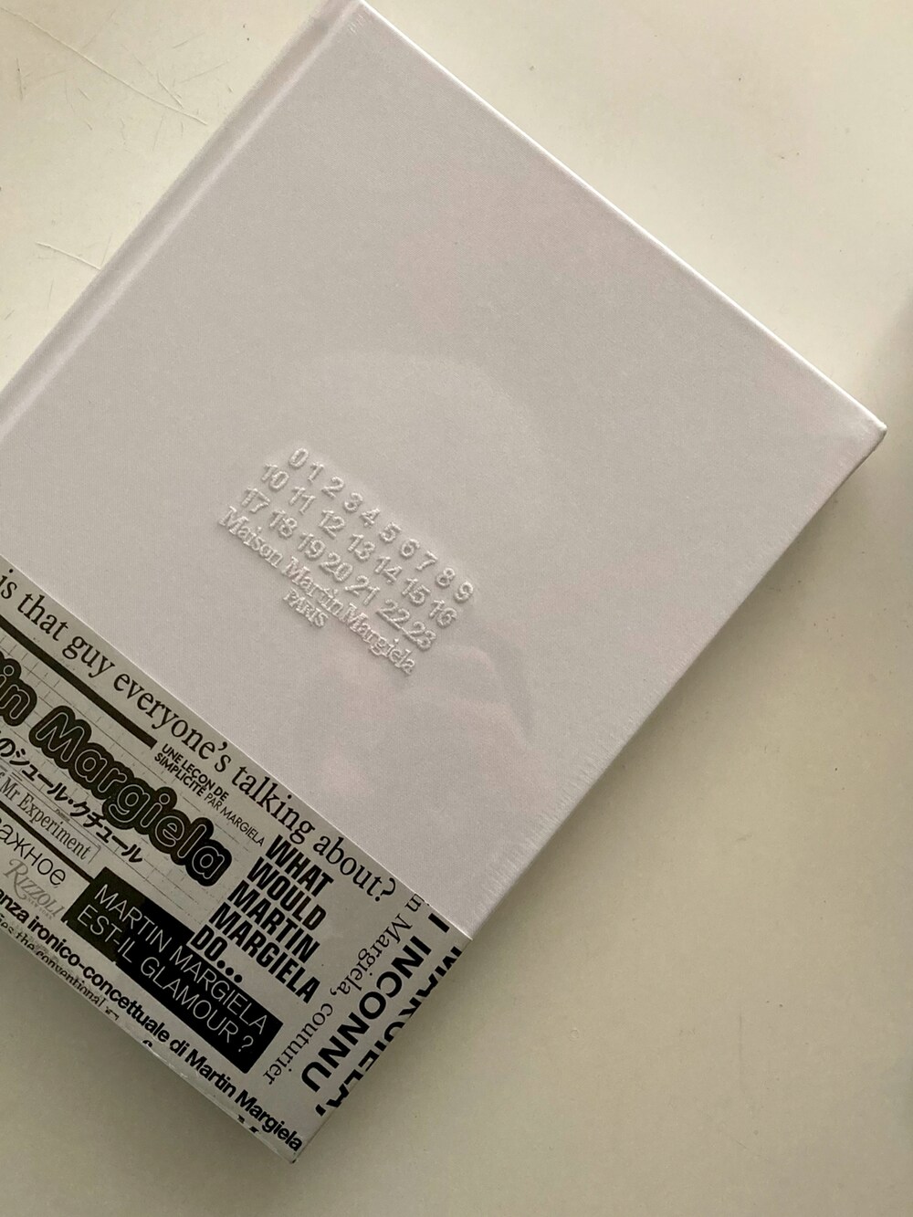 ホワイト系の本を着用したメンズの冬コーディネートの4枚目の写真