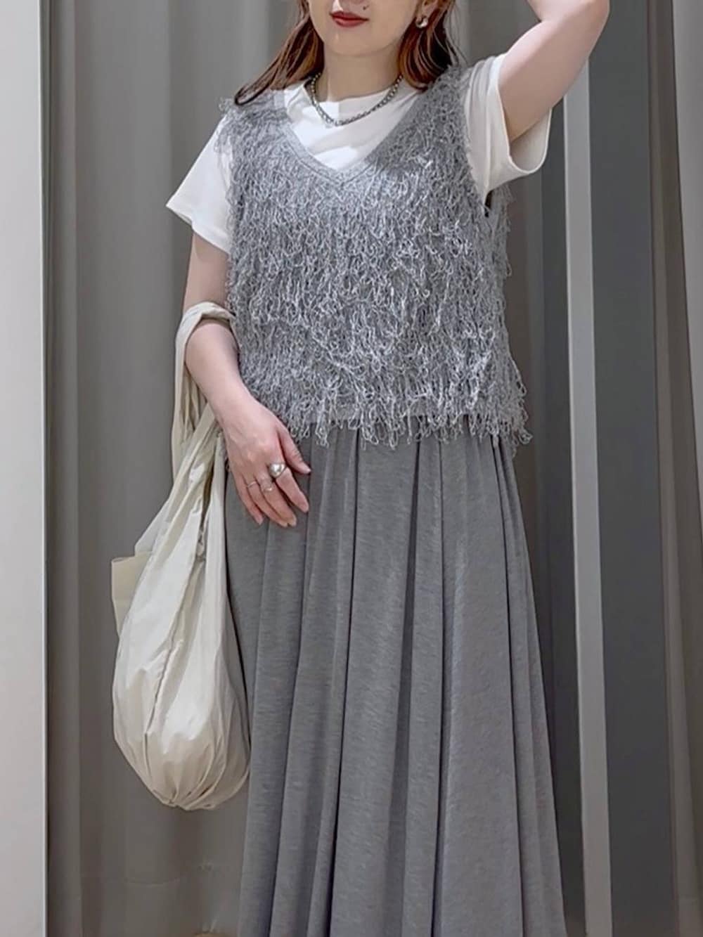 ホワイト系のTシャツ/カットソー、シルバー系のサンダル、ベージュ系のトートバッグを着用したレディースの夏コーディネートの4枚目の写真