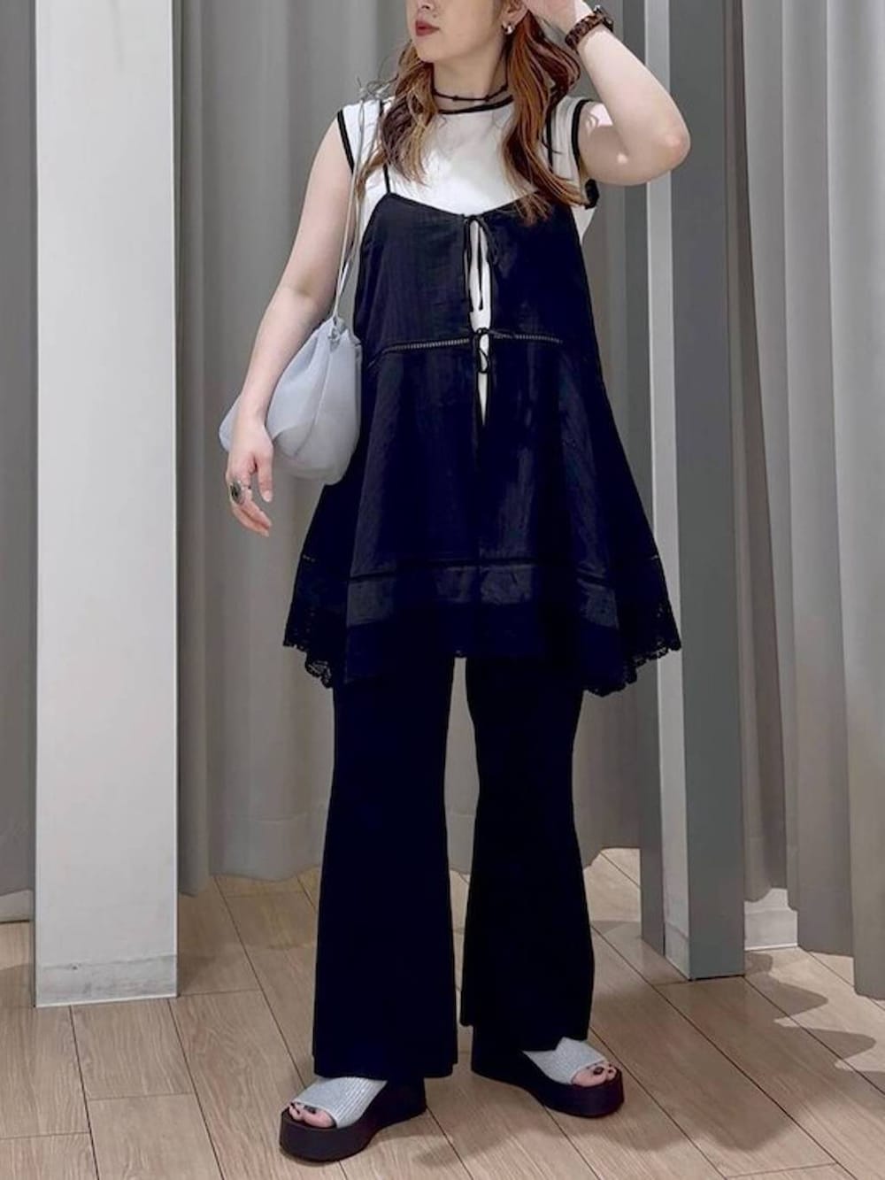 シルバー系のサンダル、グレー系のショルダーバッグ、ブラック系のワンピースを着用したレディースの秋コーディネートの5枚目の写真