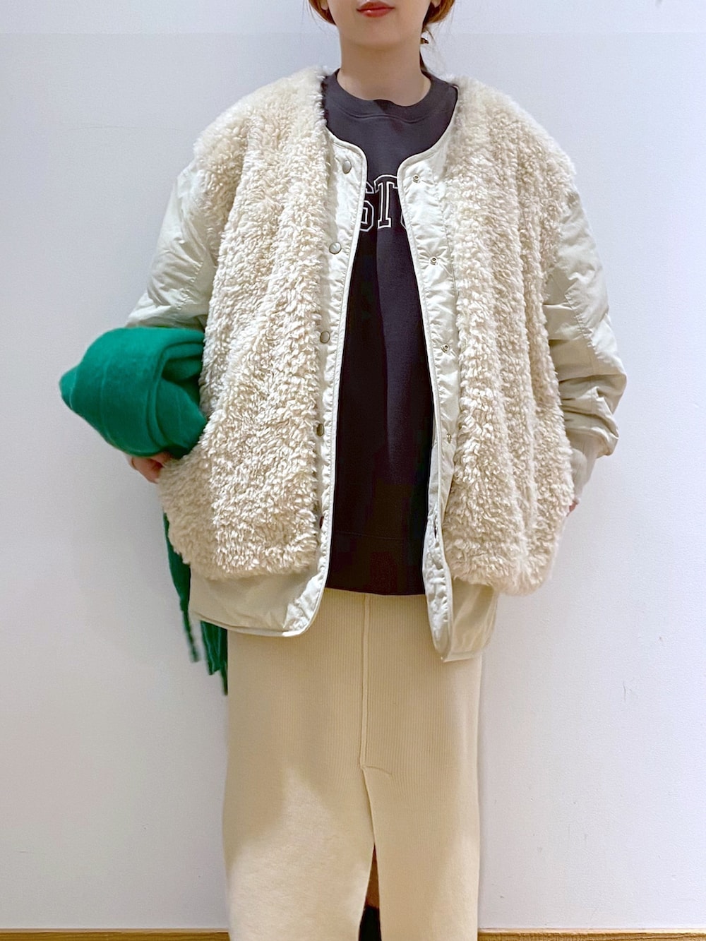 ホワイト系のジャケット/アウター、グレー系のスウェット、ホワイト系のワンピースを着用したレディースの秋コーディネートの2枚目の写真