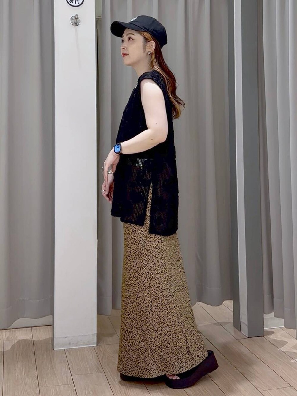 ブラック系のサンダル、ブラック系のトートバッグ、その他のスカートを着用したレディースの秋コーディネートの3枚目の写真